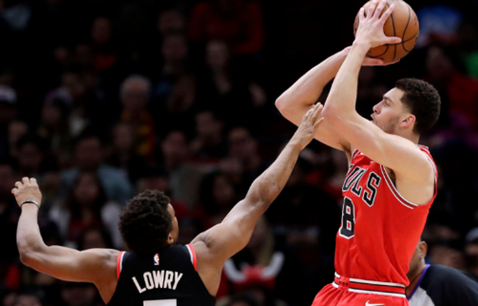 公牛险胜湖人，拉文带队取胜