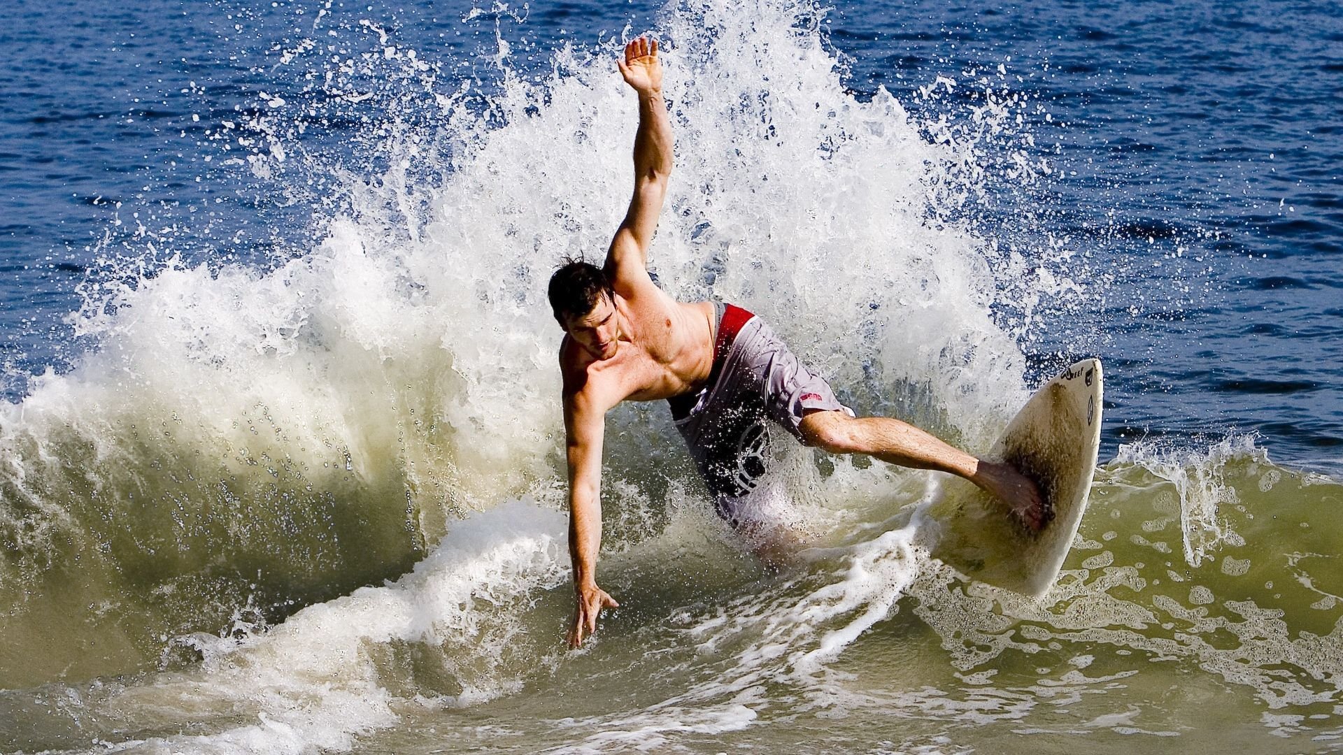 F1年度争冠焦点战，雷恩连续得分压制马赛，赛道内外双线博弈